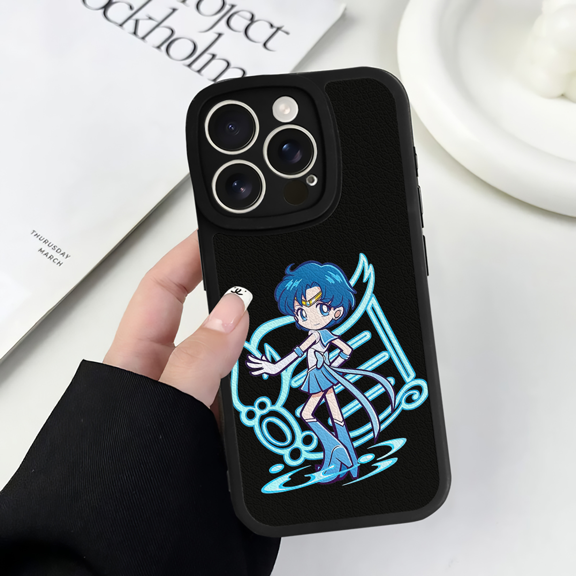 （画像用） 美少女戦士セーラームーン 水野 亜美 みずの あみ Sailor Moon Mizuno Ami 【iPhone 16シリーズ対応】シリコンスマホケース（レザー調） 材質：シリコン